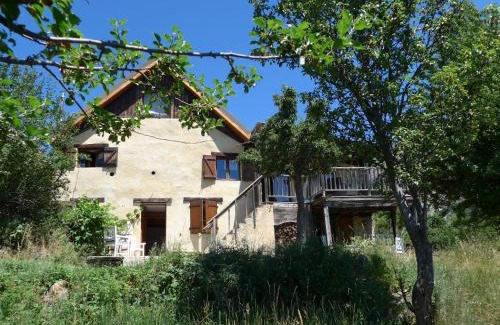 Peone Bed & Breakfast | Inviting Gite d'Aliège with Oceanfront Dining & Views