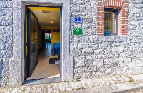 Han-sur-Lesse House | Pet-Friendly Retreat at Gite d'Hamptay with a Hot Tub