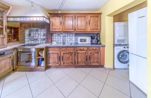 Han-sur-Lesse House | Pet-Friendly Retreat at Gite d'Hamptay with a Hot Tub
