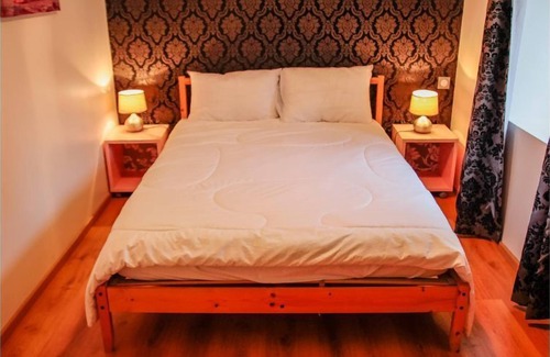 Vendeuvre-du-Poitou Cabin | Cozy Gite for 6, Just 15 Minutes from Futuroscope