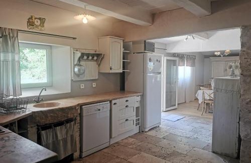 Pons House | Unique Gite with Pool and Scenic Views for Memorable Stays