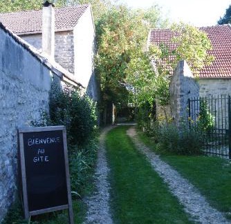 Villeneuve-sur-Auvers House | Inviting Gite de Charme: Family-Friendly Retreat Awaits!