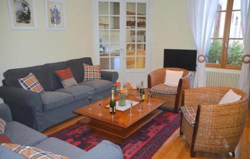 Aubigny-sur-Nere House | Experience Scotland: Family-Friendly Hotel with Pool & Dining