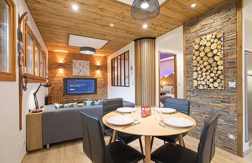 Avrieux House | Cozy Gite DE LA Cascade - Family-Friendly with Breakfast