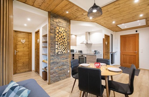 Avrieux House | Cozy Gite DE LA Cascade - Family-Friendly with Breakfast