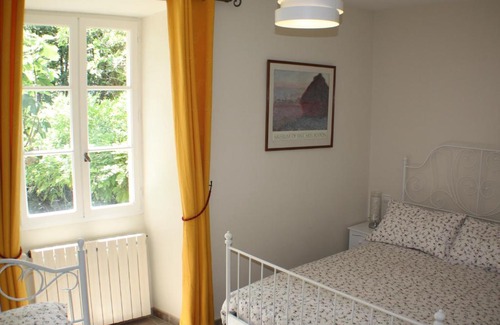 Montolieu Apartment | Charming Gite de Mallast: Enjoy Breakfast & High Guest Ratings
