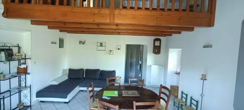 Les Ollieres-sur-Eyrieux House | Gite de POUNARD: Riverside Retreat with Private Beach