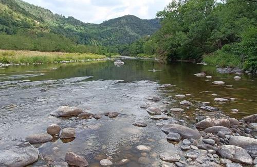 Les Ollieres-sur-Eyrieux House | Gite de POUNARD: Riverside Retreat with Private Beach