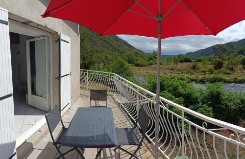 Les Ollieres-sur-Eyrieux House | Gite de POUNARD: Riverside Retreat with Private Beach
