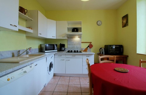 Beychac-et-Caillau House | Cozy Gite DE Teynac: Family-Friendly Getaway in Beychac