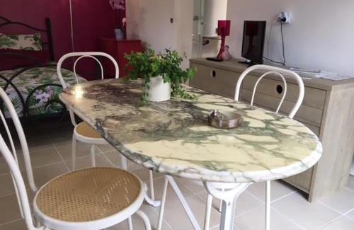 Ardentes House | Gite des 2 arbres de la sagesse: Cozy Chalet with Hot Tub