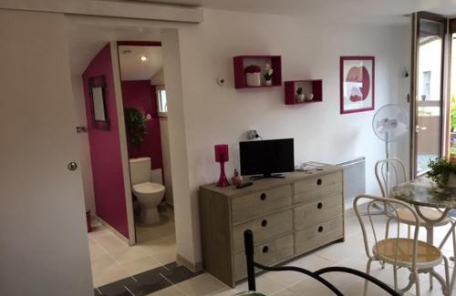 Ardentes House | Gite des 2 arbres de la sagesse: Cozy Chalet with Hot Tub