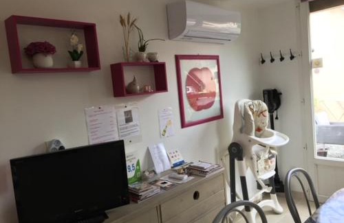 Ardentes House | Gite des 2 arbres de la sagesse: Cozy Chalet with Hot Tub