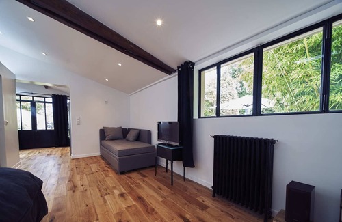 Bry-sur-Marne Apartment | Experience Gite des Batteliers: Lake View & Pool Retreat