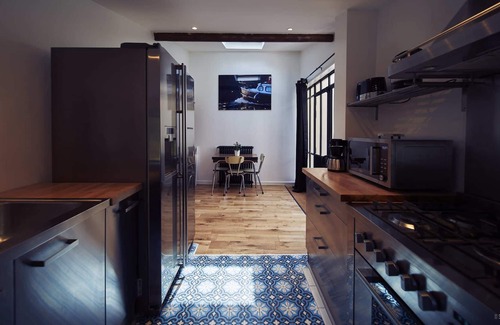 Bry-sur-Marne Apartment | Experience Gite des Batteliers: Lake View & Pool Retreat
