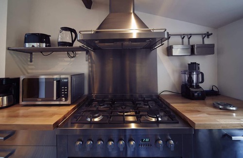 Bry-sur-Marne Apartment | Experience Gite des Batteliers: Lake View & Pool Retreat