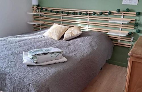 Le Planet House | Family-Friendly Gite des Falaises de Longues for 8 Guests