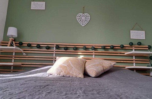 Le Planet House | Family-Friendly Gite des Falaises de Longues for 8 Guests