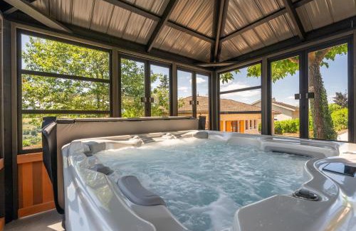 Le Bois-d'Oingt Villa | Gite des ifs piscine, jacuzzi dans le Beaujolais