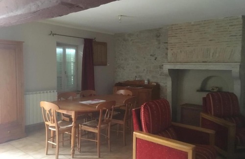 Saint-Pierre-le-Moutier House | Family-Friendly Retreat at Gite des Perrieres Awaits You