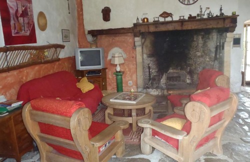 Mostuejouls House | Elegant Gite du Domaine de Bombes: Family-Friendly Retreat