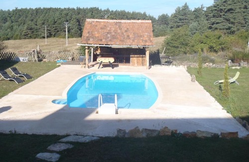 Mostuejouls House | Elegant Gite du Domaine de Bombes: Family-Friendly Retreat