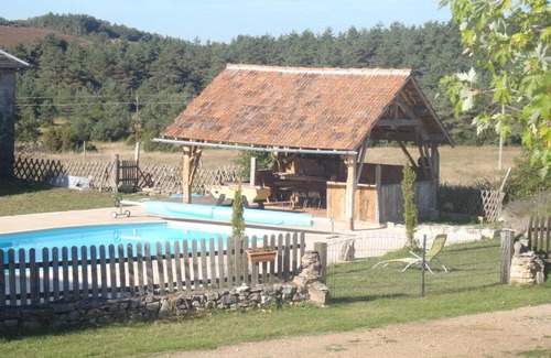 Mostuejouls House | Elegant Gite du Domaine de Bombes: Family-Friendly Retreat