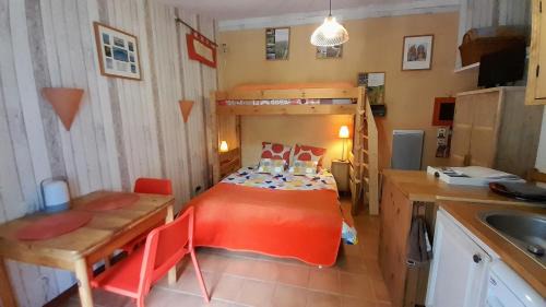 Beaugeay Apartment | Budget-Friendly Gite du figuier - Family Welcome Awaits!