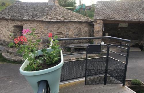 Les Salces House | Cozy Gite du Fromental: Family-Friendly with Hot Tub