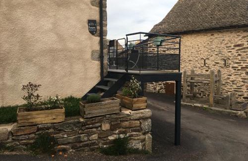 Les Salces House | Cozy Gite du Fromental: Family-Friendly with Hot Tub