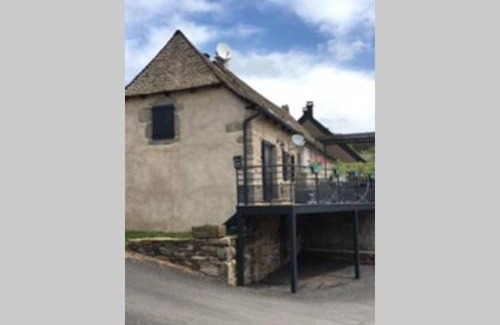 Les Salces House | Cozy Gite du Fromental: Family-Friendly with Hot Tub