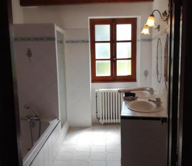 Veuil House | Discover Gite du Haut du Bourg: Pet-Friendly Retreat