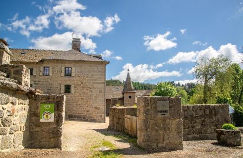 Villeneuve House | Experience Gite du Metayer with Hot Tub and Family-Friendly Fun