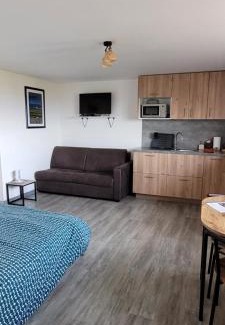 Omonville-la-Rogue Apartment | Ocean View Studio at Gite du Palis - Family Friendly Getaway