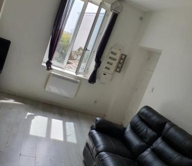 Pont-de-Cheruy Apartment | Pet-Friendly Retreat at Gite du Parc with Family Amenities