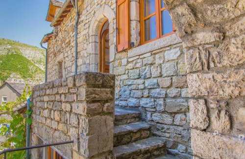 Montbrun House | Discover Gites de France in Montbrun: Pet & Child Friendly