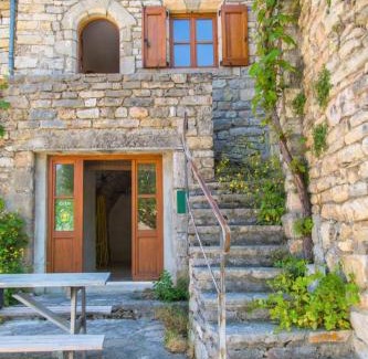 Montbrun House | Discover Gites de France in Montbrun: Pet & Child Friendly