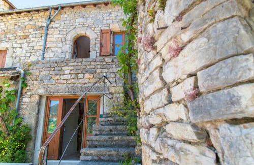 Montbrun House | Discover Gites de France in Montbrun: Pet & Child Friendly