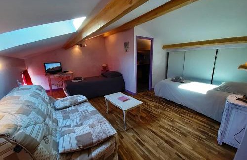 Proulieu House | Pet-Friendly Gite du Roy d'Amont with Family Amenities
