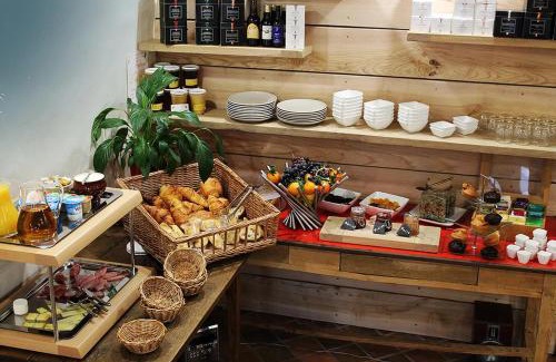 Proulieu House | Pet-Friendly Gite du Roy d'Amont with Family Amenities