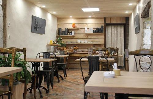 Proulieu House | Pet-Friendly Gite du Roy d'Amont with Family Amenities