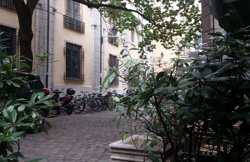 Old Lyon Apartment | Relaxing Getaway at Gite du Vieux Lyon with Spa & Hot Tub