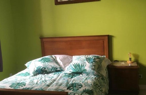 Troo House | Family-Friendly Gîte and Spa with Hot Tub & Kitchen Access