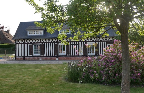 Venestanville House | Gîte Euphrasie: Normandy Farmhouse Steps from the Sea