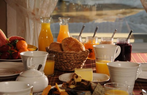 Baie-St-Paul Bed & Breakfast | Stunning Gite Fleury: Oceanfront Escape with Breakfast Included