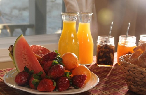 Baie-St-Paul Bed & Breakfast | Stunning Gite Fleury: Oceanfront Escape with Breakfast Included