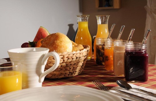 Baie-St-Paul Bed & Breakfast | Stunning Gite Fleury: Oceanfront Escape with Breakfast Included