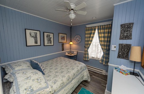 Baie-St-Paul Bed & Breakfast | Stunning Gite Fleury: Oceanfront Escape with Breakfast Included