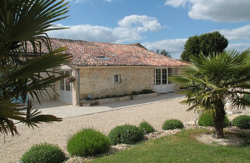 Saint-Simon-de-Pellouaille Cottage | Charming Gite de Charme: Countryside Stay with Pool