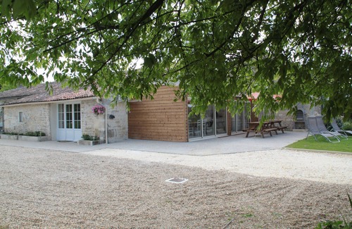 Saint-Simon-de-Pellouaille Cottage | Charming Gite de Charme: Countryside Stay with Pool